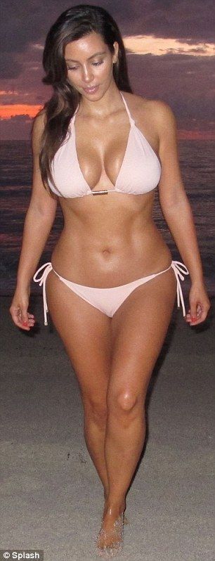 Kim Kardashian espectacular en biquini