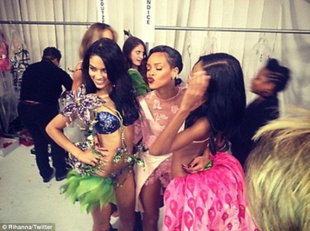 Rihanna sube a twitter un topless tras el desfile de Victoria Secret