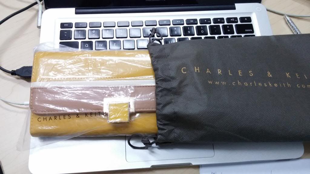 Ví nữ Charles & Keith xách tay hàng mới 2014 màu rất đẹp