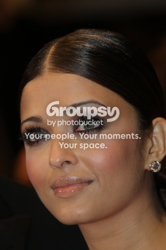 Aishwarya-Rai-Outrage-Premiere-Cannes-Day-6-2010-a.jpg